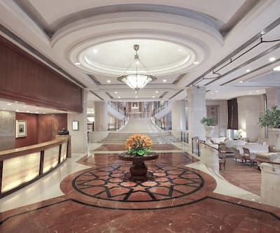 https://imgcld.yatra.com/ytimages/image/upload/t_hotel_yatra_city_desktop/v1450952495/Domestic Hotels/Hotels_ New Delhi/Sheraton New Delhi - Member ITC's Hotel Group/01_Lobby.jpg